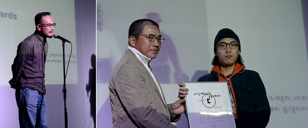 左：动画导演刘健；右：华侨城股份有限公司董事副总裁陈剑为获奖艺术家颁奖.