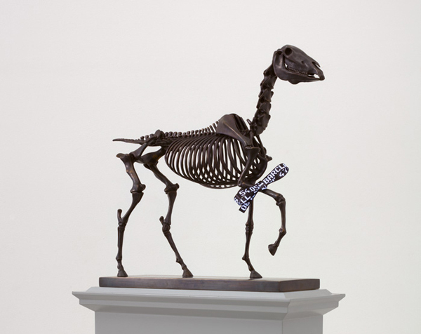 汉斯·哈克，《马匹献礼》，2013，铜，场致发光薄膜，30 1/2 x 8 1/2 x 18"，特拉法尔加广场，伦敦.