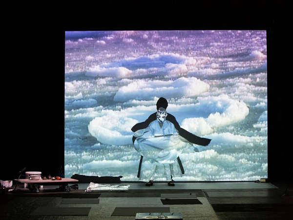 琼·乔纳斯, 《复活》表演现场, 2014. Hangar Bicocca 艺术空间, 米兰。
