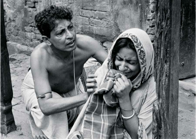 萨蒂亚吉特·雷伊，《大地之歌》，1955年，35毫米胶片，黑白有声，125分钟.阿普之父Harihar（Kanu Banerjee饰） 之母Sarbajaya（Karuna Banerjee饰）.