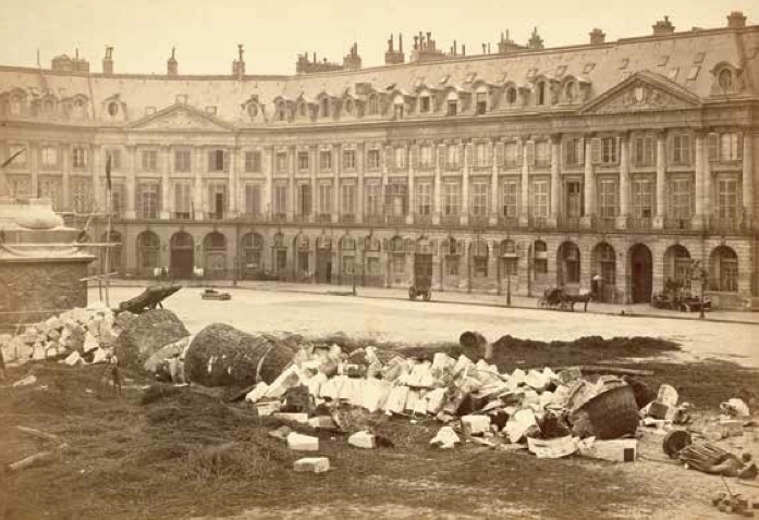 倒塌的旺多姆圆柱，巴黎，1871. 摄影：Hippolyte-Auguste Collard.