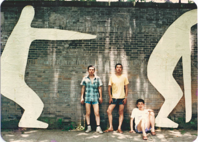 池社，《杨氏太极》行为现场，1986，杭州绿杨路。左起：宋陵、张培力、耿建翌.