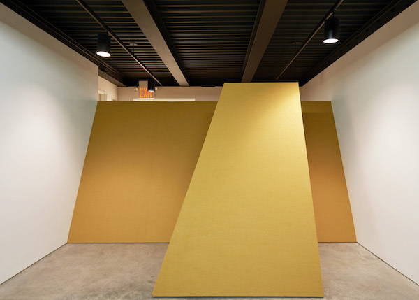 
加布里埃尔·塞拉，《无题 (o(op(ope(open)pen)en)n)》，2015，纤维板、麻布，尺寸可变。展览现场，纽约雕塑中心。摄影：Kyle Knodell