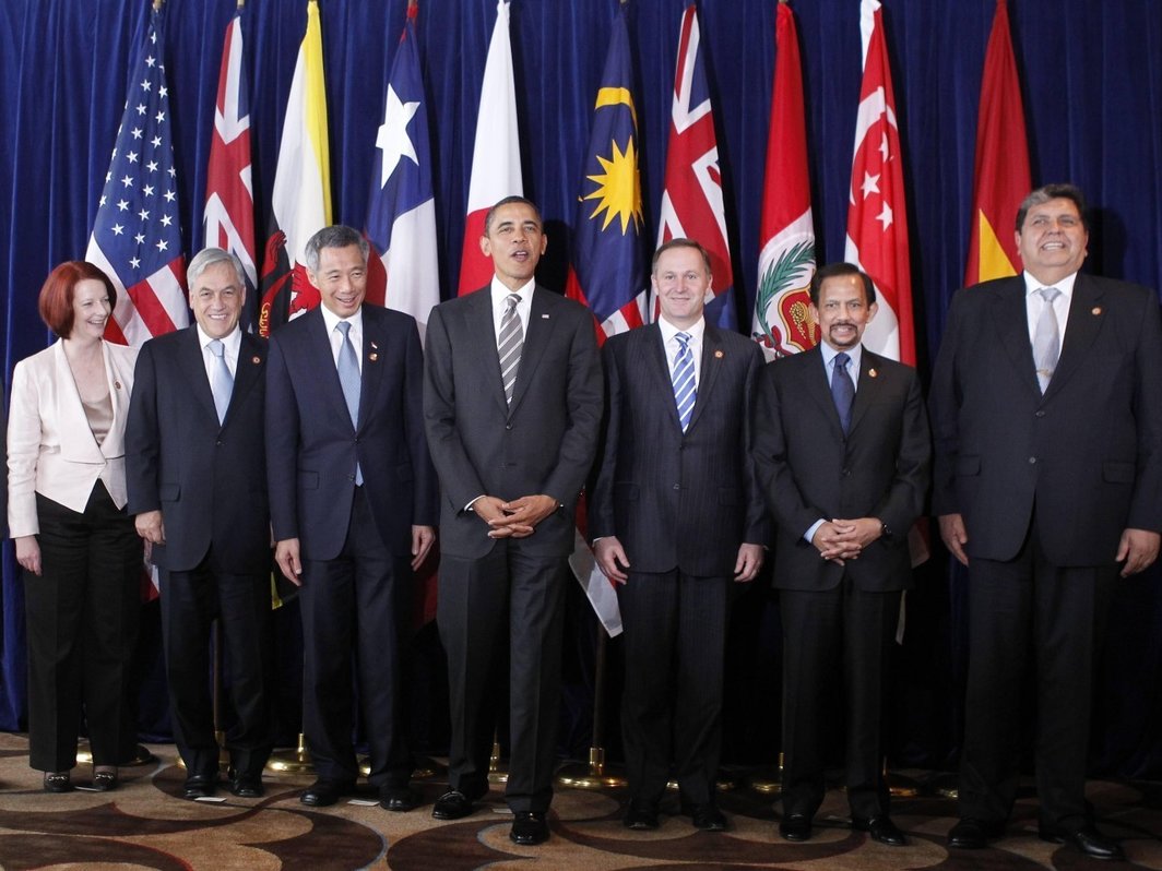 奥巴马总统在APEC峰会的TPP会谈上，2010年11月. 摄影：Charles Dharapak/AP通讯社.