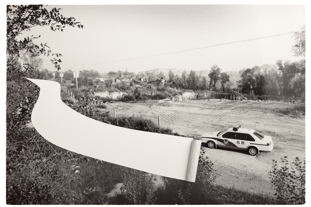 蔡东东，《卷起的路》，2015，明胶银盐相纸，21x30cm.