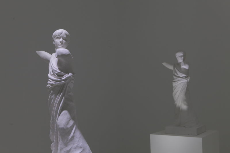 辛云鹏，《两个雕塑》，2016，石膏，35 x 28 x 80cm x 2.
