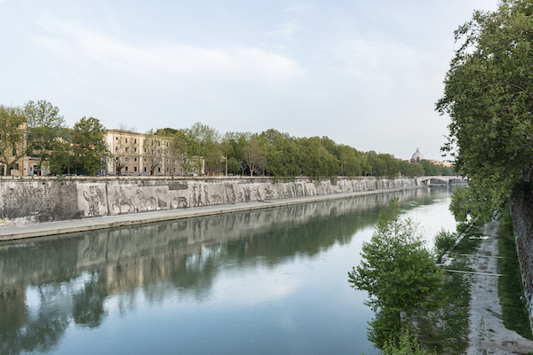 威廉·肯特里奇《凯歌与挽歌：罗马项目》现场，2016，罗马台伯河河畔. 摄影：Luciano Sebastiano.