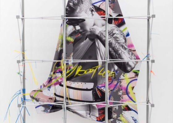 苗颖，《#mybootleg-1》，2016，拉网展架、布面打印，300 x 40 x 230 cm.