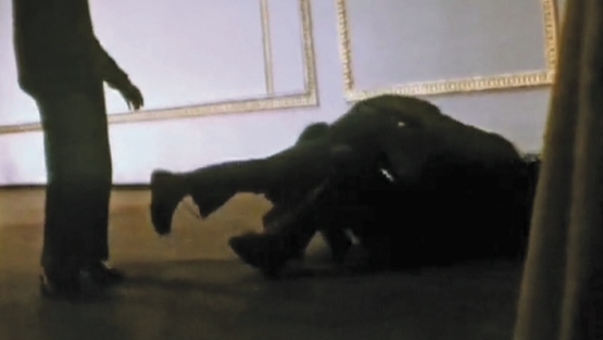 克里斯·海吉达斯和D·A·彭尼贝克的影片《 Town Bloody Hall》剧照，1979，16毫米胶片，彩色有声，时长88分钟；吉尔·约翰斯顿（在地板上）和两名未知姓名的女性.