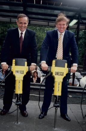 鲁迪·朱利安尼和唐纳德·特朗普1995年6月21日在纽约特朗普国际酒店和大厦奠基仪式上. 摄影：Rose Hartman/Getty Images.