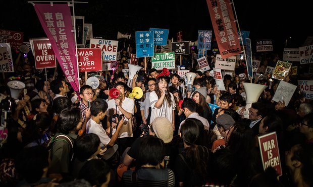 学生运动组织Sealds在日本国会大厦外的游行现场. 摄影： Guillaume Bression，来源：《卫报》.