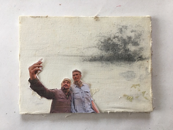 弗朗西斯·埃利斯，《无题，摩苏尔（自拍）》，2016，布面铅笔和照片，5 x 6”.