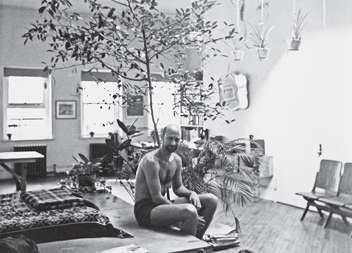 道格拉斯·克林普在他钱伯斯大街的loft公寓里，纽约，1975年左右.