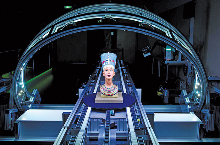 一座娜芙蒂蒂胸像复制品正在被3D扫描，弗劳恩霍夫计算机绘图研究机构图像处理研究中心, 达姆施塔特，德国，2013年12月3日. 摄影：Boris Roessler/Alamy.