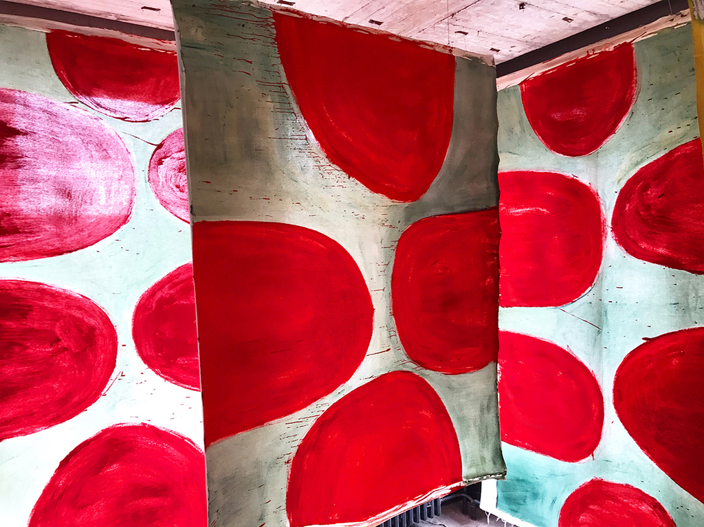 Vivian Suter，《尼西罗斯岛（薇薇安的床）》（ Nisyros [Vivian’s bed] ），2017，纸上和布面上油画料、颜料、鱼胶，以及火山岩、泥土、微生物和木头。绘画：每幅67 × 90 1/2"。展场：the Glass Pavilions on Kurt-Schumacher-Strasse, Kassel.