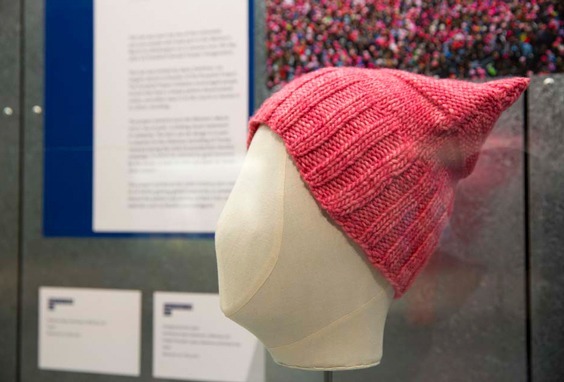 由Jayna Zweiman编织的“Pussy Power Hat”（2017年1月美国总统就职典礼同一天举行的“妇女集会”的象征物）在伦敦的维多利亚和艾尔伯特博物馆展示.