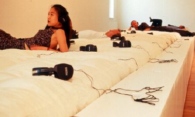 “Volume: Bed of Sound”展览现场，纽约MoMA P.S. 1当代艺术中心，2000.