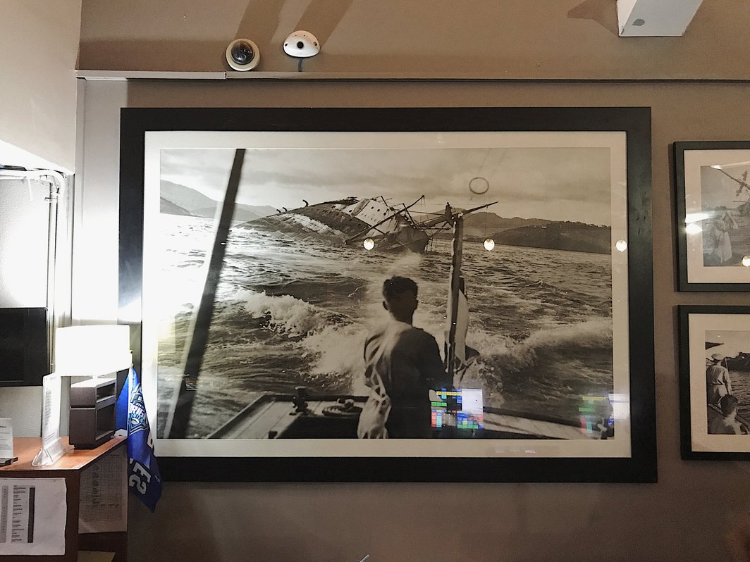 Royal Papua Yacht Club收银台的黑白摄影，MV Macdhui号沉船.