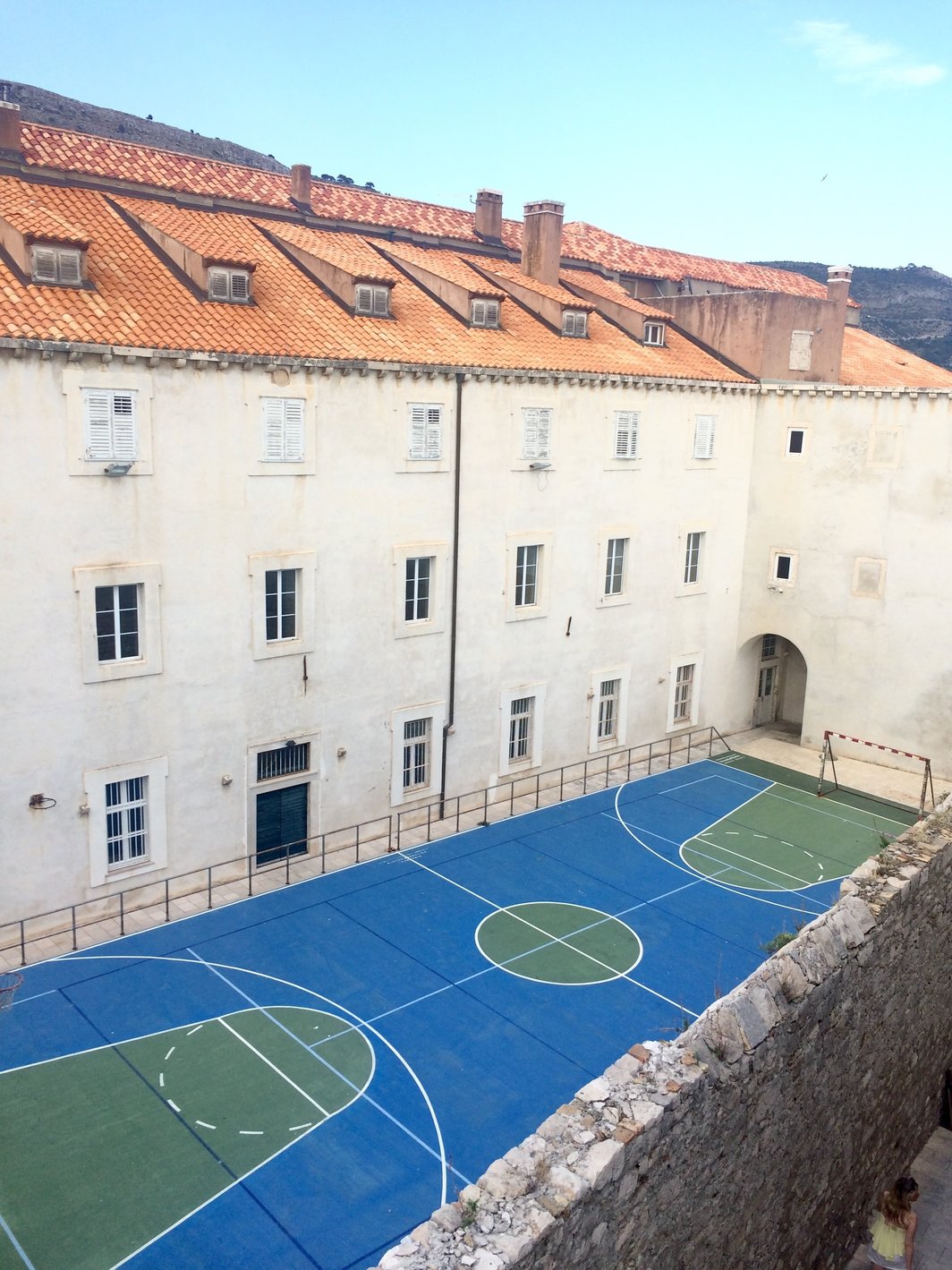 Dubrovnik古城墙旁的小足球场.