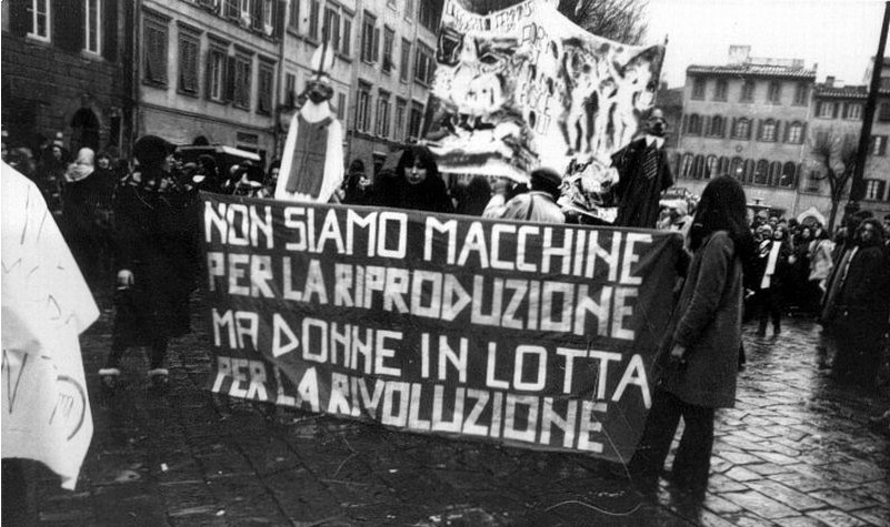 “我们不是生育机器，是为解放而斗争的妇女”——这句七十年代意大利女权运动的著名口号也出现在作家埃莱娜·费兰特（Elena Ferrante）“那不勒斯四部曲”第四部《失踪的孩子》中.