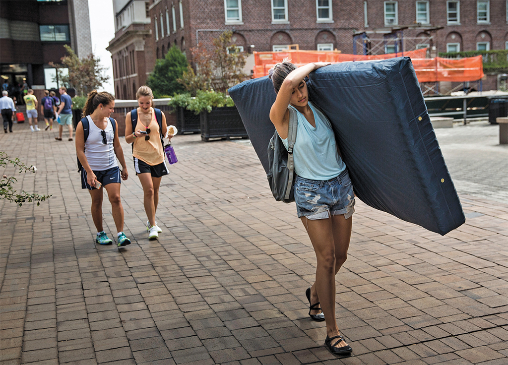 艾玛·苏考维茨，《床垫行为（承受重量）》，2014-15，行为现场，纽约哥伦比亚大学，2014年9月5日. 摄影：Andrew Burton/Getty Images.