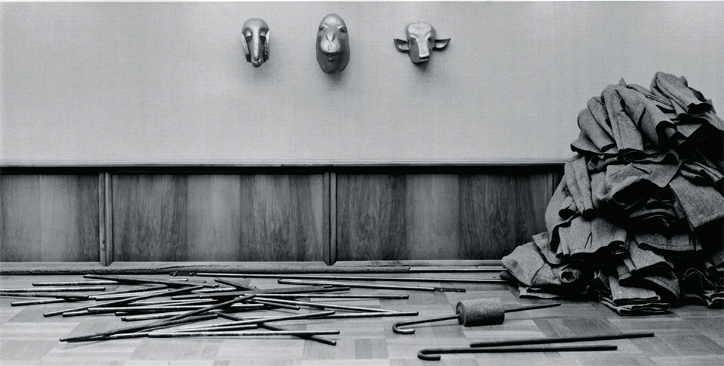 约瑟夫·博伊斯，《壁炉II》，1978-79，铜、铁、毛毡、黄铜，展览现场，巴塞尔艺术博物馆.