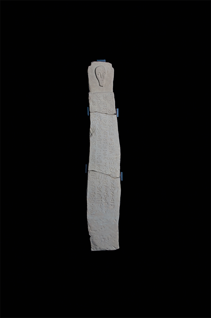 意大利纂刻墓标，公元前499–400年， 砂岩，85 7/8 × 13 3/4 × 5 7/8". 选自安德烈·布兰奇和原研哉共同策划的“新·史前时代：100个动词”，2016，第21届米兰三年展.