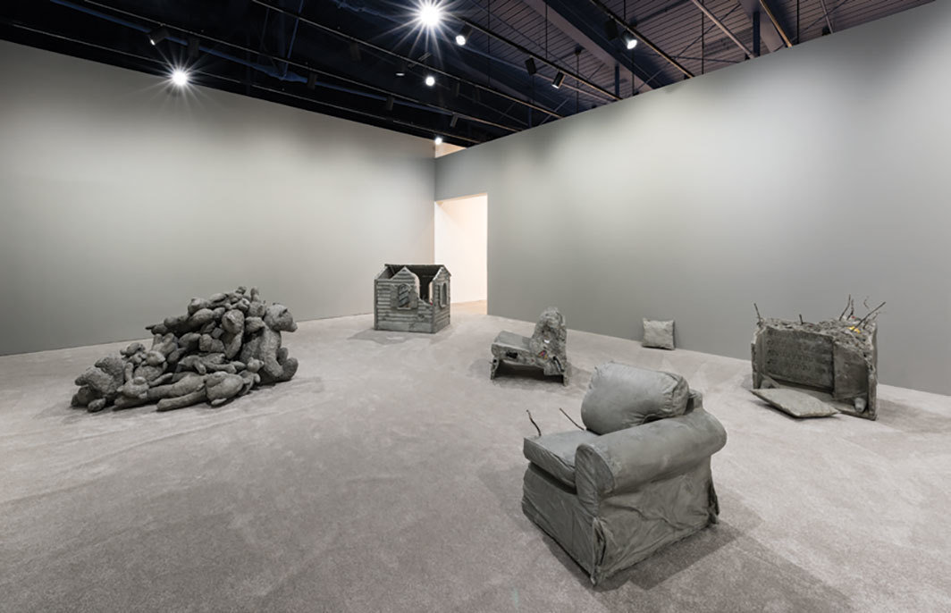乔什·克莱恩，《内战》，2017，聚合石膏、沙子、砂砾、聚氨酯泡沫、钢、丙烯；展览现场，克利夫兰当代艺术博物馆。摄影：Field Studio.