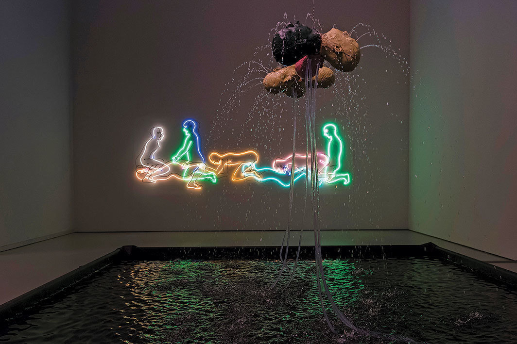 “布鲁斯·瑙曼：消失的行为”展览现场，巴塞尔Schaulager当代艺术博物馆，2018. 背景：《七个人物》，1985；前景：《三个头颅喷泉（三个安德烈）》，2005；《三个头颅喷泉（朱丽叶，安德鲁，林德）》，2005. 摄影：Georgios Kefalas/EPA-EFE/Shutterstock. 版权归布鲁斯·瑙曼/纽约艺术家版权协会所有.