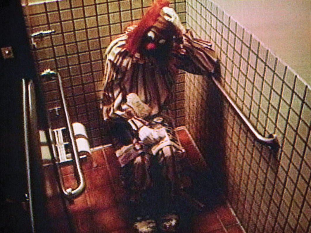 布鲁斯·瑙曼，《小丑酷刑》（局部），1987，四频道录像装置，两个投影、四台监视器，彩色有声，时长约60分钟. 版权归布鲁斯·瑙曼/纽约艺术家版权协会所有.