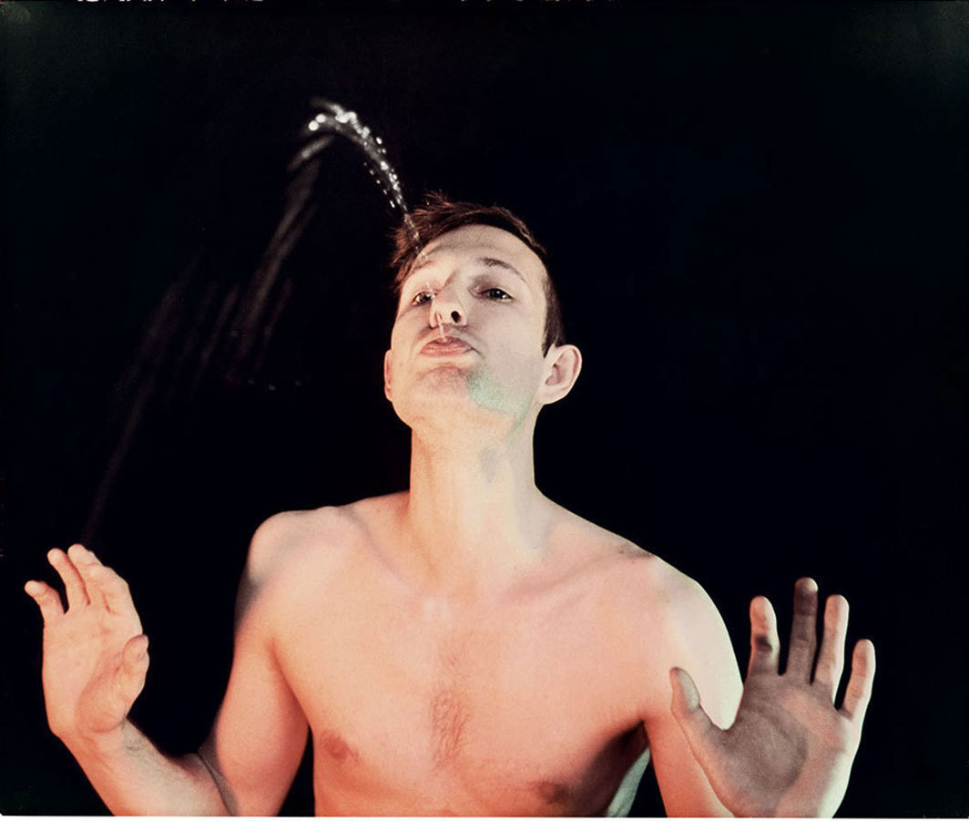 布鲁斯·瑙曼，《作为喷泉的自拍像》，1966， C-print，19 1⁄2 × 23 1⁄4英寸. 版权归布鲁斯·瑙曼/纽约艺术家版权协会所有.