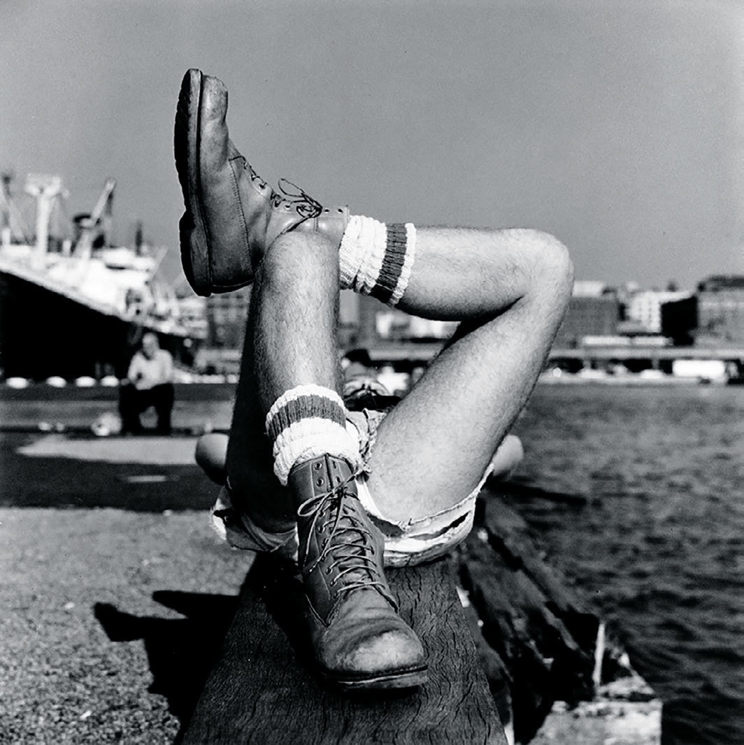 彼得·胡亚，《克里斯托弗街码头（2）》，1976，明胶银盐照片，14 3⁄4 × 14 3⁄4".