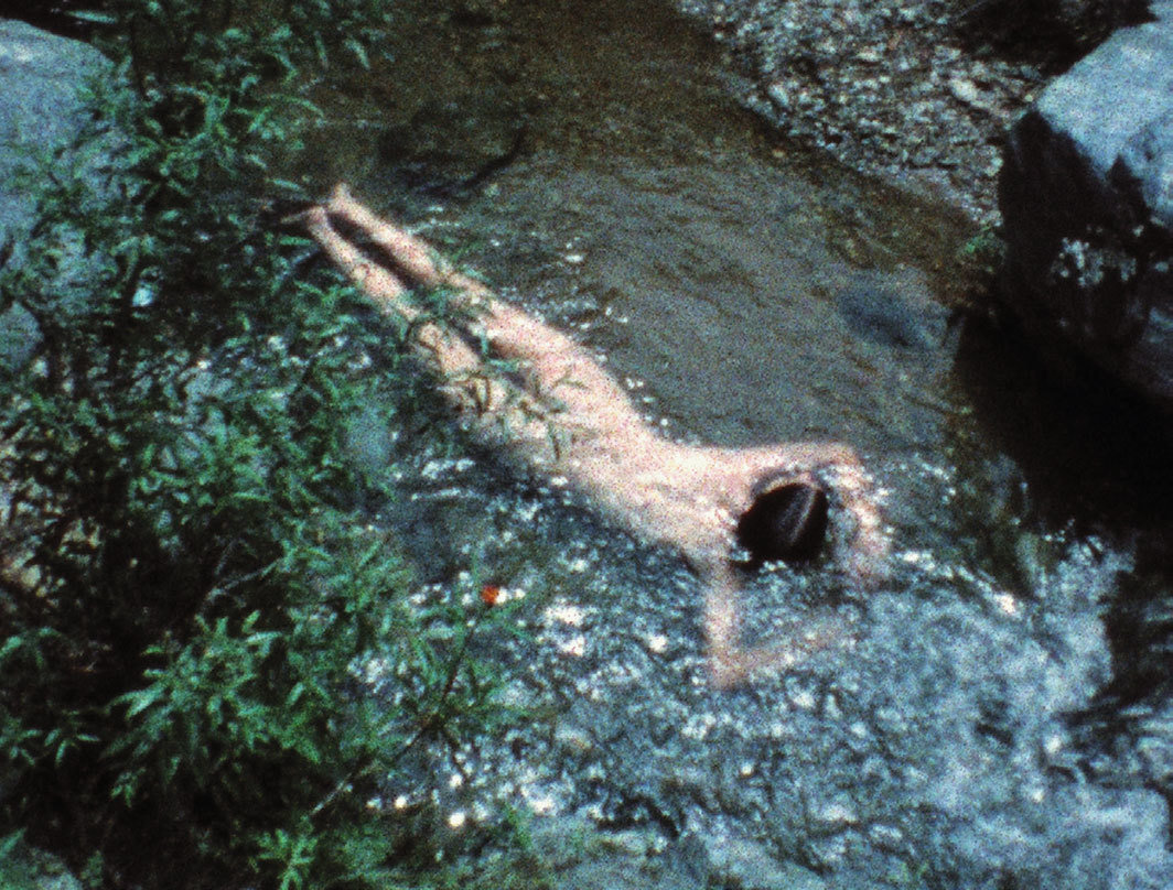 安娜·门迭塔，《溪流》，1974，超8影片，彩色，无声，3分11秒.