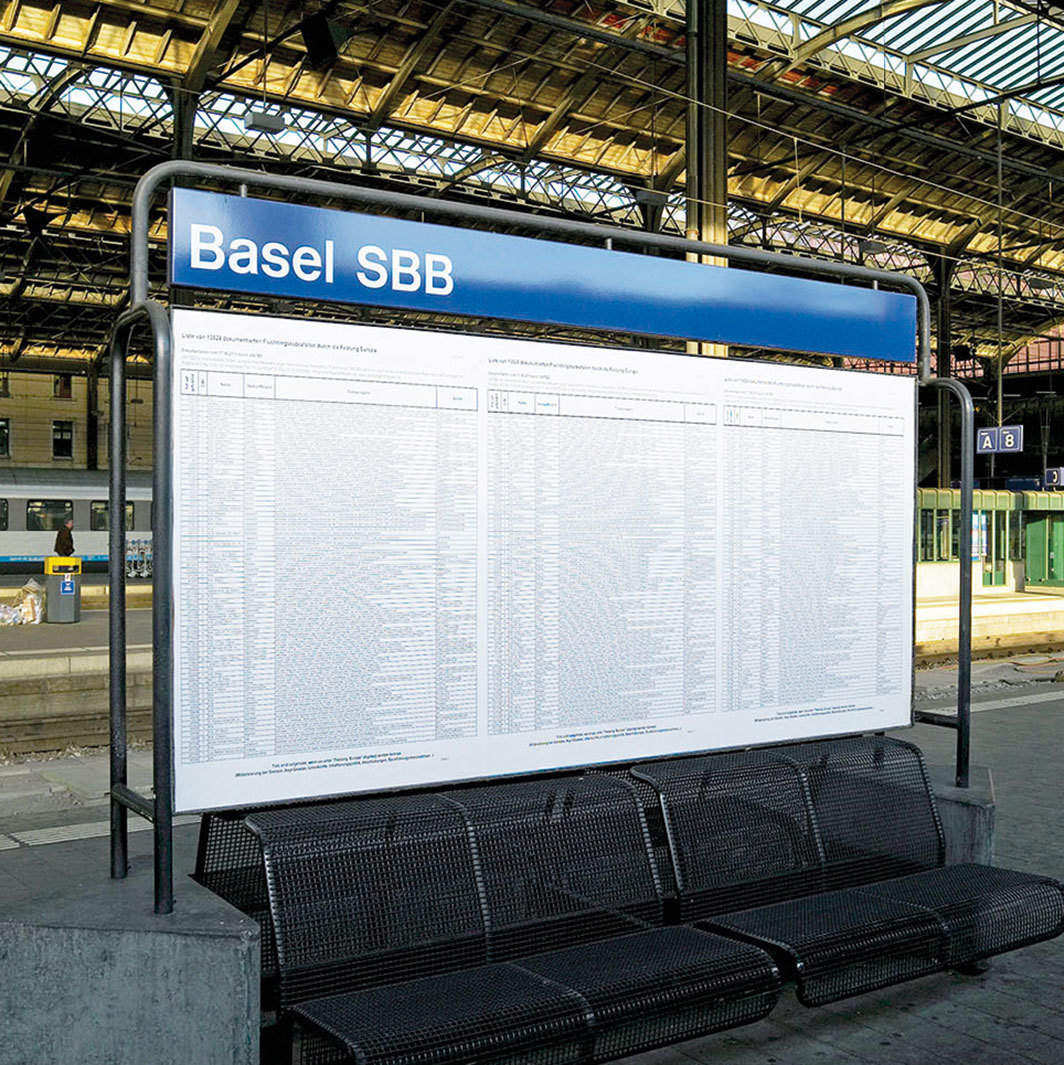 《名单》，2006–，13824名难民和移民的死亡登记，海报. 展览现场，巴塞尔火车站，2011. 来自跨文化行动联合会截至2010年6月17日的记录.