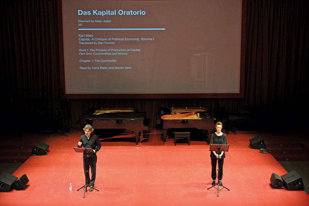 艾萨克·朱利安（Isaac Julien）和马克·纳什（Mark Nash）合作的《资本论清唱剧》（Das Kapital Oratorio），2015；表演现场，竞技场，威尼斯，5月8日，第五十六届威尼斯双年展. 摄影：Andrea Avezzù.