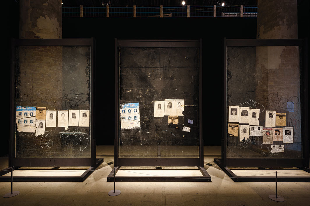泰瑞沙·马格勒斯，《搜寻》，2014，墨西哥华雷斯城贴有启事的玻璃窗，音频. 军械库展览现场. 摄影：Andrea Avezzù.