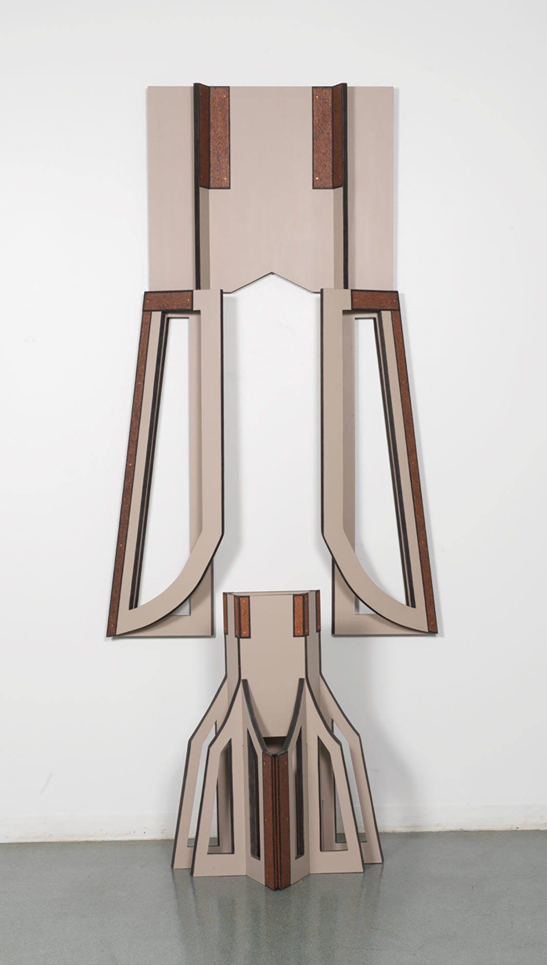 戴安·辛普森，《垂帷和装饰短裙》（Lambrequin and Peplum），2017，上色LDF、聚酯纤维上蜡笔、铜钉，109 × 50 × 31".