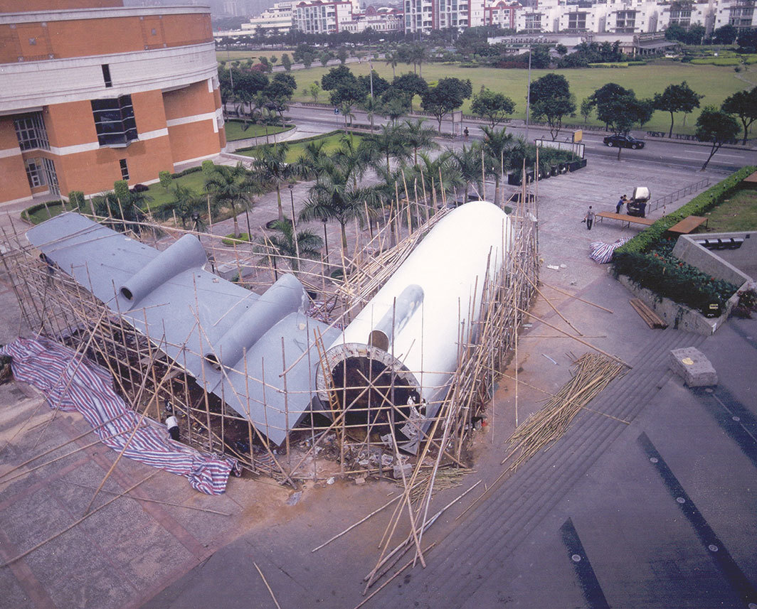 黄永砅的《蝙蝠计划 II》在2002年广州三年展布展现场，广东美术馆，2002.