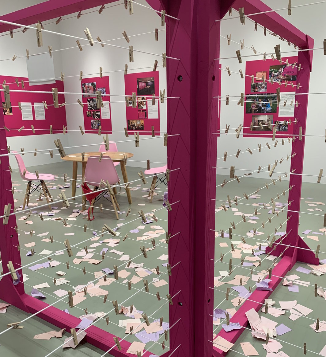 作为对“表现的不自由”撤展抗议的一部分，墨西哥艺术家Monica Mayer对自己的“晾衣线”项目做出了调整；观众参与书写的有关反对性别歧视与暴力的粉色便签条散落展场一地. 爱知三年展展览现场，2019.