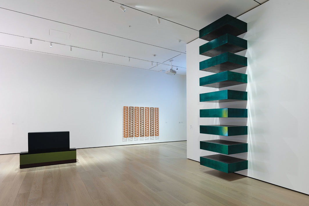 “打破模式”（Breaking the Mold）展览现场，2019-，MoMA，纽约；从左至右：安妮·特鲁特，《卡托巴》（Catawba），1962；瑞胥德·阿尔恩（Rasheed Araeen），《(3+4) SR》，1969；唐纳德·贾德（Donald Judd），《无题》（Untitled），1967；摄影：John Wronn.