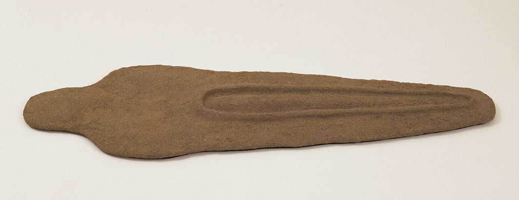 安娜·门迭塔，《尼罗河土生》（Nile Born），1984，木板上沙子和粘合剂，2 3⁄4 × 19 1⁄4 × 61 1⁄2".