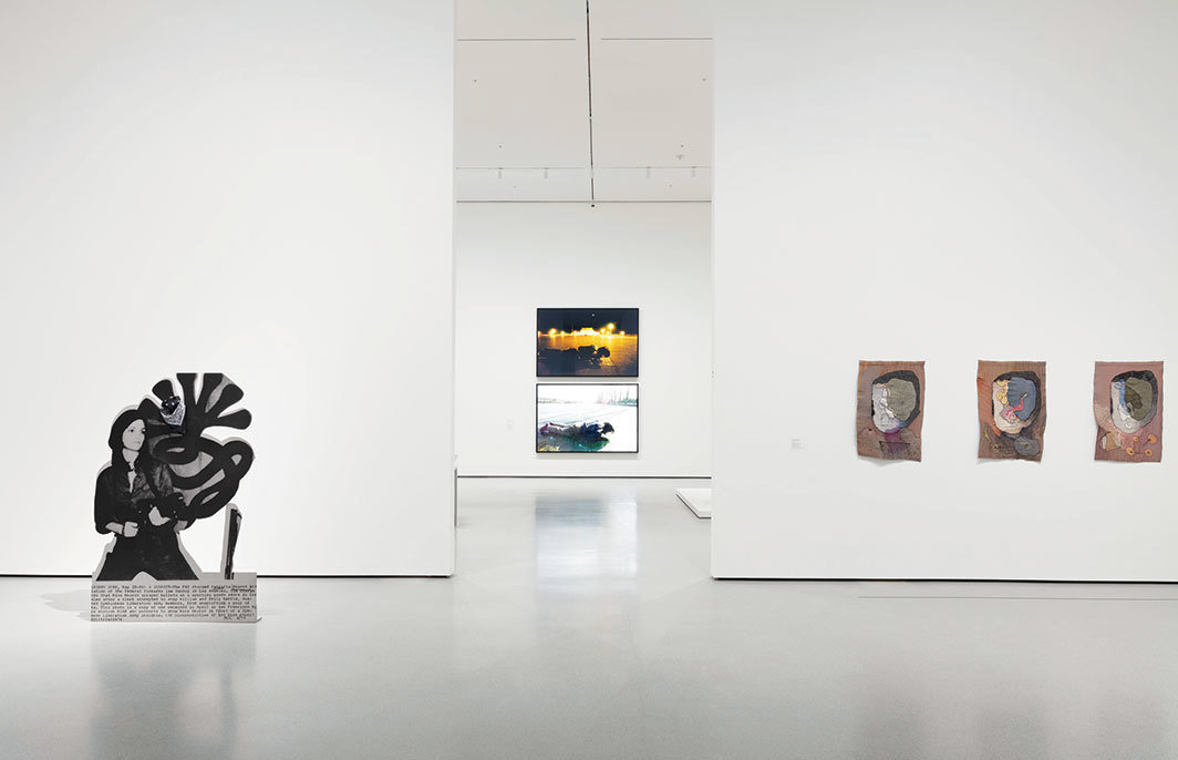  “嬗变”（Transfiguration）展览现场，2019-，MoMA，纽约；从左至右：卡迪·诺兰，《劫匪塔尼亚》，1989；宋冬，《哈气》，1996； 格塔·布拉特苏（Geta Brătescu），《美狄亚的三位一体II》、《美狄亚的三位一体III》、《美狄亚的三位一体IV》（Medea’s Hypostases II, III, IV），1980；摄影：John Wronn.