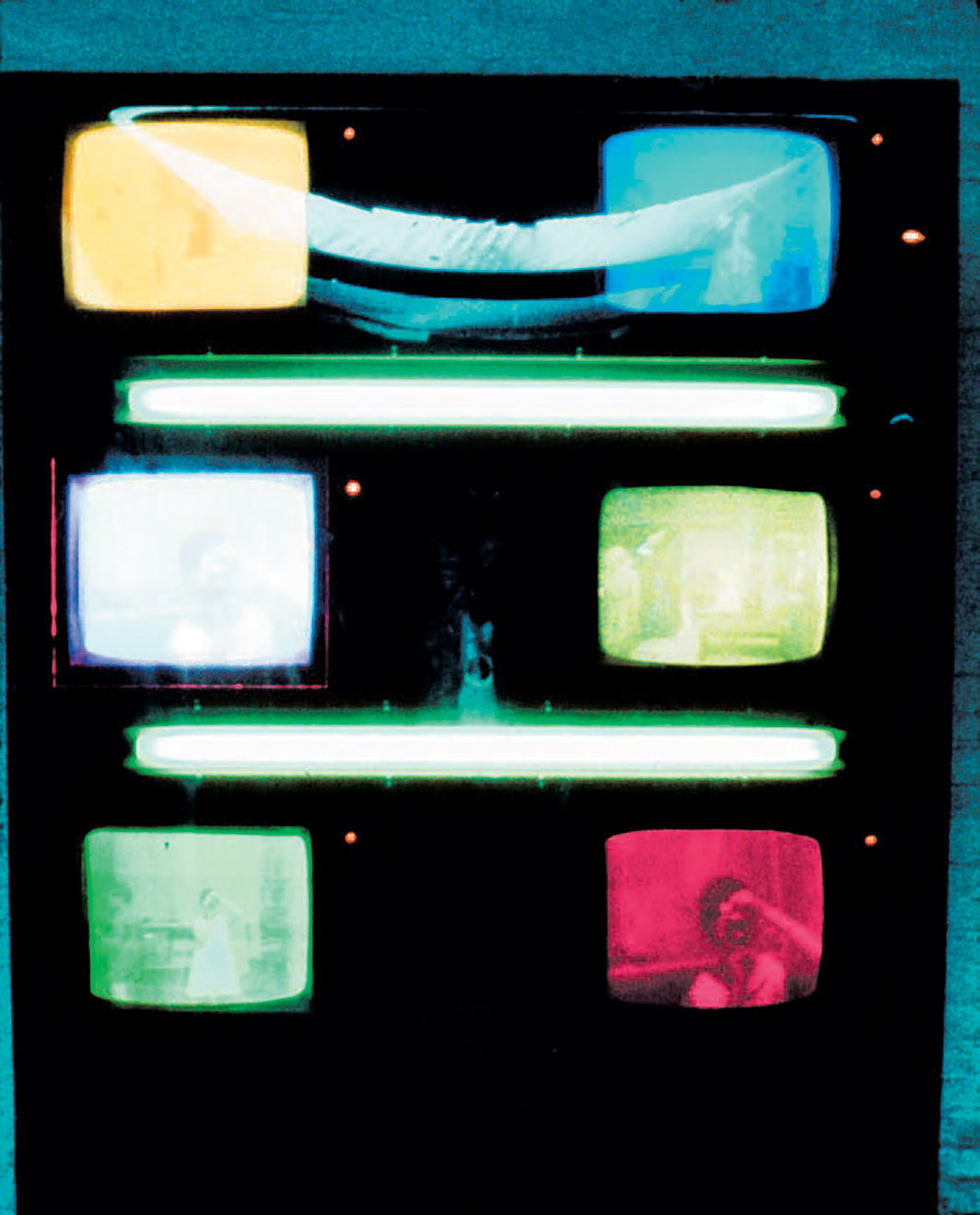 莱斯·莱文，《虹膜》，1968，三台摄像机、六台监视器、闭路系统、两根荧光灯管，机壳，96 × 60".