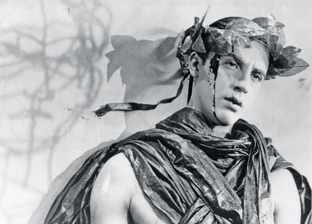 让·科克托，《诗人之血》，1930，35毫米，黑白，有声，50分；诗人（安奎斯·瑞维洛[Enrique Rivero]饰）.