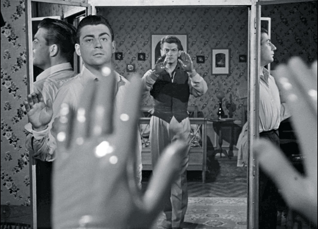让·科克托，《奥菲斯》，1950，35毫米，黑白，有声，95分；赫尔必思（弗朗索瓦·佩里埃饰）和奥菲斯（让·马雷饰）.