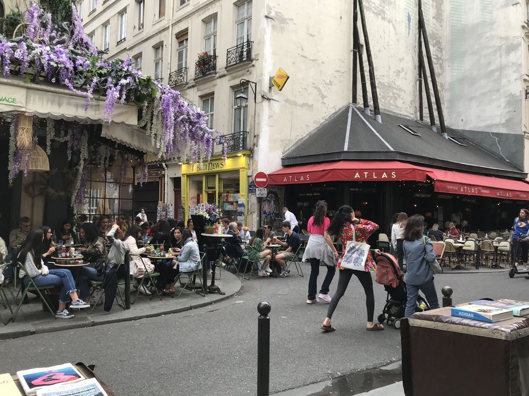 巴黎左岸顾客爆满的餐厅.