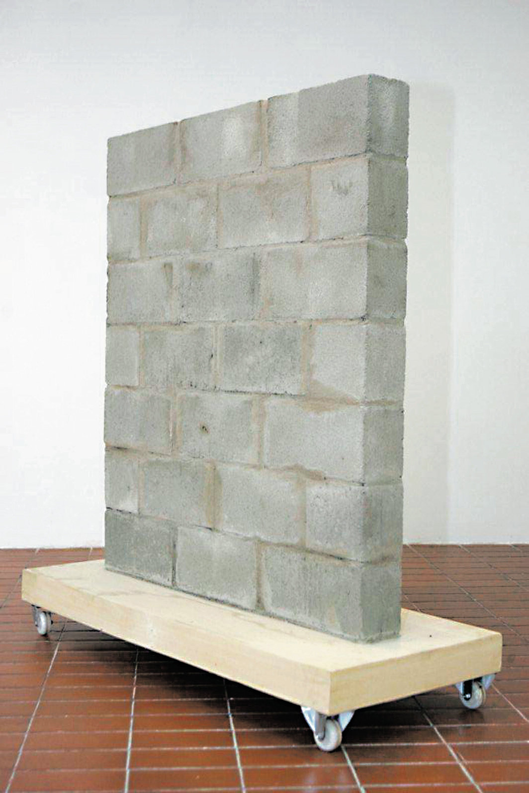 克拉拉·伊恩尼，《战术体量：1号物件》，2010，混泥土砖、钢、木头、轮子，66 7⁄8 × 59 × 23 5⁄8".