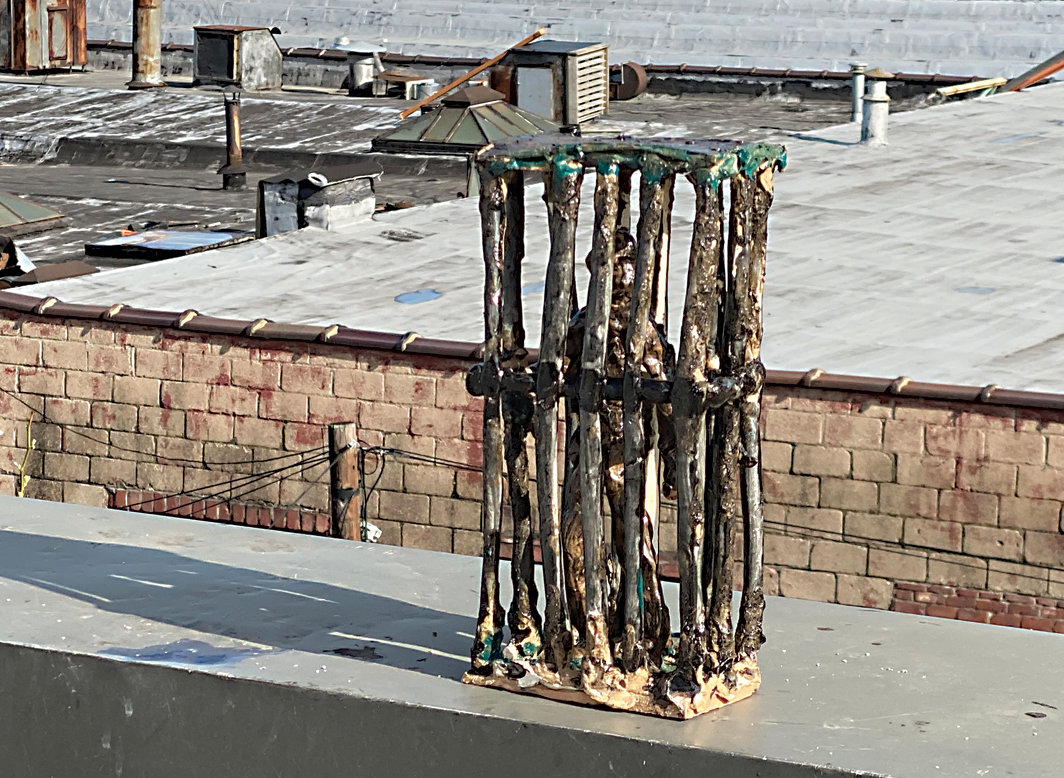 约什·史密斯，《监狱》（Prison），2013，陶瓷. 展览现场，艺术家工作室天台，布鲁克林，纽约，2020.