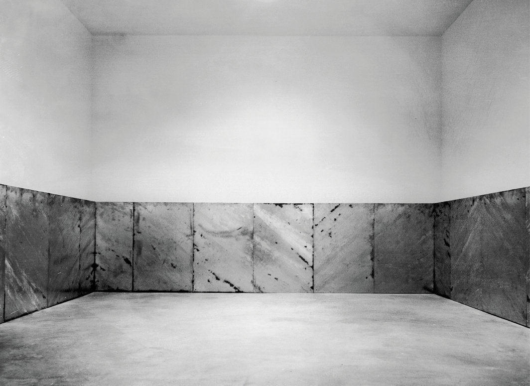 朱塞佩·潘扎未经授权且已被宣布“退役”的1975-76年重制版本的唐纳德·贾德镀锌铁皮无题作品，1974，拍摄于洛杉矶 Ace画廊，1989–90.