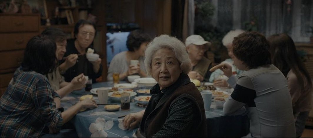 王子逸，《别告诉她》，2019，彩色有声，片长98分钟. 奶奶（赵淑珍饰）.